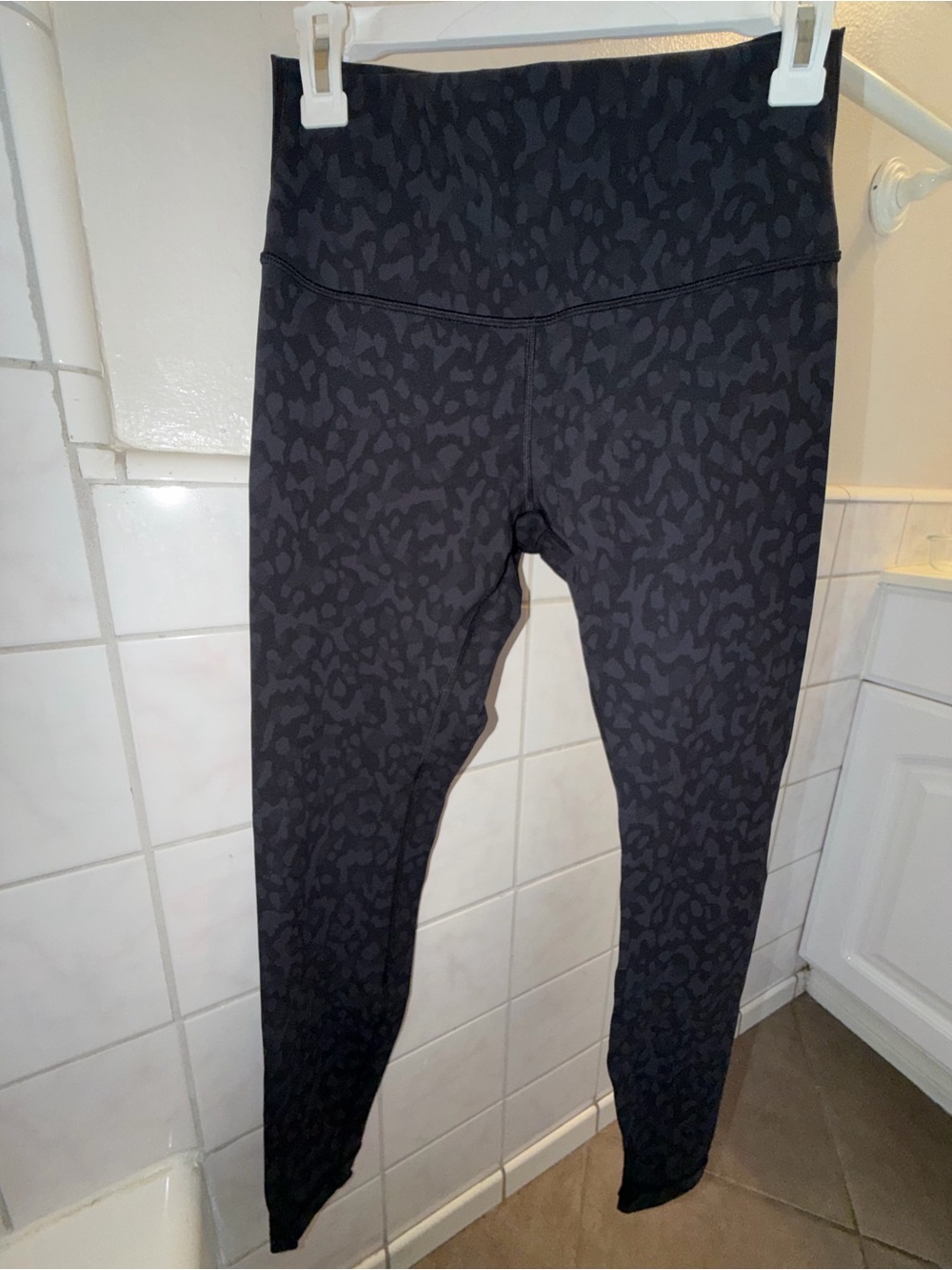 Lululemon High-Waist Black/gray animal-print Leggings - Size 8